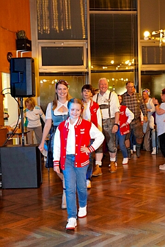 Oktoberf KG RW Rheinh 2025-10-10 03  Oktoberfest - Am Freitag 10. Oktober besuchten wir gemeinsam mit der Prinzencrew se. des. Tollität Prinz Toni I. das Oktoberfest der KG Rot-Weiß Rheinhausen in der Erlöserkirche in Rheinhausen. : DVPJ, Holger II, Kinderprinz Phil II., Prinzessin, Mia I., Prinzessin Mia I., HDK, Duisburg, Karneval, Helau, Tollität, Event, Session 2024, Session 2025, Hauptausschuss, Gemeinschaft, Hauptausschuss Karneval Duisburg, Duisburg ist echt