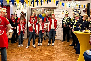 01 Hopped KG Baerl 2025-11-07 02  Hoppeditzerwachen, die Ersten - Am Freitagabend, 7. November, für uns vier das erste Hoppeditzerwachen als Kinderprinzencrew wozu wir eingeladen waren. Wir waren bei der 1. KG Baerl Blau-Gelb zu Gast. Ein spätes Hallo dann noch am Abend bei den Grafschafter Funken in Moers.