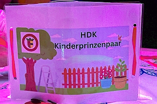 02 GrafschaftFunken 2025-11-000 02  Hoppeditzerwachen, die Ersten - Am Freitagabend, 7. November, für uns vier das erste Hoppeditzerwachen als Kinderprinzencrew wozu wir eingeladen waren. Wir waren bei der 1. KG Baerl Blau-Gelb zu Gast. Ein spätes Hallo dann noch am Abend bei den Grafschafter Funken in Moers.