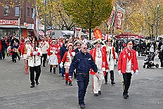 01 AuftaktNordVer 2025-11-07 21  Langer Samstag, der 8. November  - Am Samstagmorgen stand in der Abteikirche der karnevalistische Gottesdienst in Hamborm an. Mit eine kleinen Umzug ging’ s zum dortigen Rathaus. Karnevalsauftakt der Nordvereine. Am frühen Abend dann in Laar zu Rot-Goldenen KG und später zur Party zum Hoppeditzerwachen bei der KG Sonniger Süden. : DVPJ, Holger II, Kinderprinz Phil II., Prinzessin, Mia I., Prinzessin Mia I., HDK, Duisburg, Karneval, Helau, Tollität, Event, Session 2024, Session 2025, Hauptausschuss, Gemeinschaft, Hauptausschuss Karneval Duisburg, Duisburg ist echt