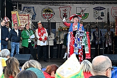 01 AuftaktNordVer 2025-11-07 29  Langer Samstag, der 8. November  - Am Samstagmorgen stand in der Abteikirche der karnevalistische Gottesdienst in Hamborm an. Mit eine kleinen Umzug ging’ s zum dortigen Rathaus. Karnevalsauftakt der Nordvereine. Am frühen Abend dann in Laar zu Rot-Goldenen KG und später zur Party zum Hoppeditzerwachen bei der KG Sonniger Süden. : DVPJ, Holger II, Kinderprinz Phil II., Prinzessin, Mia I., Prinzessin Mia I., HDK, Duisburg, Karneval, Helau, Tollität, Event, Session 2024, Session 2025, Hauptausschuss, Gemeinschaft, Hauptausschuss Karneval Duisburg, Duisburg ist echt