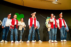 02 Hoppd Narrenz Homb 2025-11-15 03  Hoppeditzerwachen im Westen - Am Freitagabend, 14. November, besuchten wir in Rheinhausen im „Haus Ettwig“ an der Annastraße das Hoppeditzerwachen der KG Rot- Weiss Rheinhausen. Mit dabei Toni und seine Crew. Mit ihr zusammen besuchten wir dann danach auch in der Aula der Erich Kästner Gesamtschule das Hoppeditzerwachen der KG Narrenhzunft Homberg. : DVPJ, Holger II, Kinderprinz Phil II., Prinzessin, Mia I., Prinzessin Mia I., HDK, Duisburg, Karneval, Helau, Tollität, Event, Session 2024, Session 2025, Hauptausschuss, Gemeinschaft, Hauptausschuss Karneval Duisburg, Duisburg ist echt