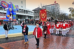 01 Auftakt HDK 2025-11-15 02  Auftakt HDK, Proklamation, Auftaktsitzung - Samstag, 15. November, zogen wir mit den Duisburger Karnevalsgesellschaften vom Forum über die Königsstraße zum Burgplatz. Hier war dann die Auftaktveranstaltung des HDK. Um die Mittagszeit sind es über den Rhein nach Kamp-Lintfort gefahren,  dort war in der Stadthalle die Proklamation von der Jugendprinzessin Sophie I. Am frühen Abend dann in die Aula, unsere Aula, vom Reinhard-und-Max-Mannesmann-Gymnasium, zur Auftaktsitzung unseres „Heimathafens“. Mit „stürmischer“ Begeisterung wurden wir dort empfangen. : DVPJ, Holger II, Kinderprinz Phil II., Prinzessin, Mia I., Prinzessin Mia I., HDK, Duisburg, Karneval, Helau, Tollität, Event, Session 2024, Session 2025, Hauptausschuss, Gemeinschaft, Hauptausschuss Karneval Duisburg, Duisburg ist echt