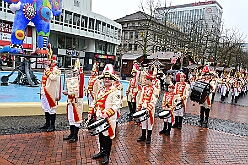 01 Auftakt HDK 2025-11-15 13  Auftakt HDK, Proklamation, Auftaktsitzung - Samstag, 15. November, zogen wir mit den Duisburger Karnevalsgesellschaften vom Forum über die Königsstraße zum Burgplatz. Hier war dann die Auftaktveranstaltung des HDK. Um die Mittagszeit sind es über den Rhein nach Kamp-Lintfort gefahren,  dort war in der Stadthalle die Proklamation von der Jugendprinzessin Sophie I. Am frühen Abend dann in die Aula, unsere Aula, vom Reinhard-und-Max-Mannesmann-Gymnasium, zur Auftaktsitzung unseres „Heimathafens“. Mit „stürmischer“ Begeisterung wurden wir dort empfangen. : DVPJ, Holger II, Kinderprinz Phil II., Prinzessin, Mia I., Prinzessin Mia I., HDK, Duisburg, Karneval, Helau, Tollität, Event, Session 2024, Session 2025, Hauptausschuss, Gemeinschaft, Hauptausschuss Karneval Duisburg, Duisburg ist echt