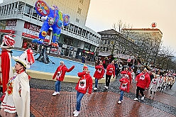 01 Auftakt HDK 2025-11-15 18  Auftakt HDK, Proklamation, Auftaktsitzung - Samstag, 15. November, zogen wir mit den Duisburger Karnevalsgesellschaften vom Forum über die Königsstraße zum Burgplatz. Hier war dann die Auftaktveranstaltung des HDK. Um die Mittagszeit sind es über den Rhein nach Kamp-Lintfort gefahren,  dort war in der Stadthalle die Proklamation von der Jugendprinzessin Sophie I. Am frühen Abend dann in die Aula, unsere Aula, vom Reinhard-und-Max-Mannesmann-Gymnasium, zur Auftaktsitzung unseres „Heimathafens“. Mit „stürmischer“ Begeisterung wurden wir dort empfangen. : DVPJ, Holger II, Kinderprinz Phil II., Prinzessin, Mia I., Prinzessin Mia I., HDK, Duisburg, Karneval, Helau, Tollität, Event, Session 2024, Session 2025, Hauptausschuss, Gemeinschaft, Hauptausschuss Karneval Duisburg, Duisburg ist echt