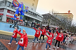 01 Auftakt HDK 2025-11-15 19  Auftakt HDK, Proklamation, Auftaktsitzung - Samstag, 15. November, zogen wir mit den Duisburger Karnevalsgesellschaften vom Forum über die Königsstraße zum Burgplatz. Hier war dann die Auftaktveranstaltung des HDK. Um die Mittagszeit sind es über den Rhein nach Kamp-Lintfort gefahren,  dort war in der Stadthalle die Proklamation von der Jugendprinzessin Sophie I. Am frühen Abend dann in die Aula, unsere Aula, vom Reinhard-und-Max-Mannesmann-Gymnasium, zur Auftaktsitzung unseres „Heimathafens“. Mit „stürmischer“ Begeisterung wurden wir dort empfangen. : DVPJ, Holger II, Kinderprinz Phil II., Prinzessin, Mia I., Prinzessin Mia I., HDK, Duisburg, Karneval, Helau, Tollität, Event, Session 2024, Session 2025, Hauptausschuss, Gemeinschaft, Hauptausschuss Karneval Duisburg, Duisburg ist echt