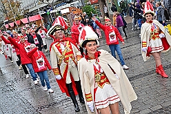 01 Auftakt HDK 2025-11-15 23  Auftakt HDK, Proklamation, Auftaktsitzung - Samstag, 15. November, zogen wir mit den Duisburger Karnevalsgesellschaften vom Forum über die Königsstraße zum Burgplatz. Hier war dann die Auftaktveranstaltung des HDK. Um die Mittagszeit sind es über den Rhein nach Kamp-Lintfort gefahren,  dort war in der Stadthalle die Proklamation von der Jugendprinzessin Sophie I. Am frühen Abend dann in die Aula, unsere Aula, vom Reinhard-und-Max-Mannesmann-Gymnasium, zur Auftaktsitzung unseres „Heimathafens“. Mit „stürmischer“ Begeisterung wurden wir dort empfangen. : DVPJ, Holger II, Kinderprinz Phil II., Prinzessin, Mia I., Prinzessin Mia I., HDK, Duisburg, Karneval, Helau, Tollität, Event, Session 2024, Session 2025, Hauptausschuss, Gemeinschaft, Hauptausschuss Karneval Duisburg, Duisburg ist echt