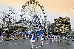 01 Auftakt HDK 2025-11-15 24  Auftakt HDK, Proklamation, Auftaktsitzung - Samstag, 15. November, zogen wir mit den Duisburger Karnevalsgesellschaften vom Forum über die Königsstraße zum Burgplatz. Hier war dann die Auftaktveranstaltung des HDK. Um die Mittagszeit sind es über den Rhein nach Kamp-Lintfort gefahren,  dort war in der Stadthalle die Proklamation von der Jugendprinzessin Sophie I. Am frühen Abend dann in die Aula, unsere Aula, vom Reinhard-und-Max-Mannesmann-Gymnasium, zur Auftaktsitzung unseres „Heimathafens“. Mit „stürmischer“ Begeisterung wurden wir dort empfangen. : DVPJ, Holger II, Kinderprinz Phil II., Prinzessin, Mia I., Prinzessin Mia I., HDK, Duisburg, Karneval, Helau, Tollität, Event, Session 2024, Session 2025, Hauptausschuss, Gemeinschaft, Hauptausschuss Karneval Duisburg, Duisburg ist echt