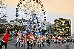 01 Auftakt HDK 2025-11-15 25  Auftakt HDK, Proklamation, Auftaktsitzung - Samstag, 15. November, zogen wir mit den Duisburger Karnevalsgesellschaften vom Forum über die Königsstraße zum Burgplatz. Hier war dann die Auftaktveranstaltung des HDK. Um die Mittagszeit sind es über den Rhein nach Kamp-Lintfort gefahren,  dort war in der Stadthalle die Proklamation von der Jugendprinzessin Sophie I. Am frühen Abend dann in die Aula, unsere Aula, vom Reinhard-und-Max-Mannesmann-Gymnasium, zur Auftaktsitzung unseres „Heimathafens“. Mit „stürmischer“ Begeisterung wurden wir dort empfangen. : DVPJ, Holger II, Kinderprinz Phil II., Prinzessin, Mia I., Prinzessin Mia I., HDK, Duisburg, Karneval, Helau, Tollität, Event, Session 2024, Session 2025, Hauptausschuss, Gemeinschaft, Hauptausschuss Karneval Duisburg, Duisburg ist echt