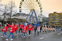01 Auftakt HDK 2025-11-15 27  Auftakt HDK, Proklamation, Auftaktsitzung - Samstag, 15. November, zogen wir mit den Duisburger Karnevalsgesellschaften vom Forum über die Königsstraße zum Burgplatz. Hier war dann die Auftaktveranstaltung des HDK. Um die Mittagszeit sind es über den Rhein nach Kamp-Lintfort gefahren,  dort war in der Stadthalle die Proklamation von der Jugendprinzessin Sophie I. Am frühen Abend dann in die Aula, unsere Aula, vom Reinhard-und-Max-Mannesmann-Gymnasium, zur Auftaktsitzung unseres „Heimathafens“. Mit „stürmischer“ Begeisterung wurden wir dort empfangen. : DVPJ, Holger II, Kinderprinz Phil II., Prinzessin, Mia I., Prinzessin Mia I., HDK, Duisburg, Karneval, Helau, Tollität, Event, Session 2024, Session 2025, Hauptausschuss, Gemeinschaft, Hauptausschuss Karneval Duisburg, Duisburg ist echt