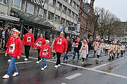 01 Auftakt HDK 2025-11-15 28  Auftakt HDK, Proklamation, Auftaktsitzung - Samstag, 15. November, zogen wir mit den Duisburger Karnevalsgesellschaften vom Forum über die Königsstraße zum Burgplatz. Hier war dann die Auftaktveranstaltung des HDK. Um die Mittagszeit sind es über den Rhein nach Kamp-Lintfort gefahren,  dort war in der Stadthalle die Proklamation von der Jugendprinzessin Sophie I. Am frühen Abend dann in die Aula, unsere Aula, vom Reinhard-und-Max-Mannesmann-Gymnasium, zur Auftaktsitzung unseres „Heimathafens“. Mit „stürmischer“ Begeisterung wurden wir dort empfangen. : DVPJ, Holger II, Kinderprinz Phil II., Prinzessin, Mia I., Prinzessin Mia I., HDK, Duisburg, Karneval, Helau, Tollität, Event, Session 2024, Session 2025, Hauptausschuss, Gemeinschaft, Hauptausschuss Karneval Duisburg, Duisburg ist echt