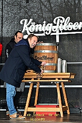 01 Auftakt HDK 2025-11-15 31  Auftakt HDK, Proklamation, Auftaktsitzung - Samstag, 15. November, zogen wir mit den Duisburger Karnevalsgesellschaften vom Forum über die Königsstraße zum Burgplatz. Hier war dann die Auftaktveranstaltung des HDK. Um die Mittagszeit sind es über den Rhein nach Kamp-Lintfort gefahren,  dort war in der Stadthalle die Proklamation von der Jugendprinzessin Sophie I. Am frühen Abend dann in die Aula, unsere Aula, vom Reinhard-und-Max-Mannesmann-Gymnasium, zur Auftaktsitzung unseres „Heimathafens“. Mit „stürmischer“ Begeisterung wurden wir dort empfangen. : DVPJ, Holger II, Kinderprinz Phil II., Prinzessin, Mia I., Prinzessin Mia I., HDK, Duisburg, Karneval, Helau, Tollität, Event, Session 2024, Session 2025, Hauptausschuss, Gemeinschaft, Hauptausschuss Karneval Duisburg, Duisburg ist echt