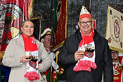 01 Auftakt HDK 2025-11-15 34  Auftakt HDK, Proklamation, Auftaktsitzung - Samstag, 15. November, zogen wir mit den Duisburger Karnevalsgesellschaften vom Forum über die Königsstraße zum Burgplatz. Hier war dann die Auftaktveranstaltung des HDK. Um die Mittagszeit sind es über den Rhein nach Kamp-Lintfort gefahren,  dort war in der Stadthalle die Proklamation von der Jugendprinzessin Sophie I. Am frühen Abend dann in die Aula, unsere Aula, vom Reinhard-und-Max-Mannesmann-Gymnasium, zur Auftaktsitzung unseres „Heimathafens“. Mit „stürmischer“ Begeisterung wurden wir dort empfangen. : DVPJ, Holger II, Kinderprinz Phil II., Prinzessin, Mia I., Prinzessin Mia I., HDK, Duisburg, Karneval, Helau, Tollität, Event, Session 2024, Session 2025, Hauptausschuss, Gemeinschaft, Hauptausschuss Karneval Duisburg, Duisburg ist echt