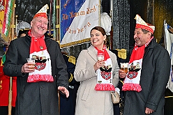 01 Auftakt HDK 2025-11-15 36  Auftakt HDK, Proklamation, Auftaktsitzung - Samstag, 15. November, zogen wir mit den Duisburger Karnevalsgesellschaften vom Forum über die Königsstraße zum Burgplatz. Hier war dann die Auftaktveranstaltung des HDK. Um die Mittagszeit sind es über den Rhein nach Kamp-Lintfort gefahren,  dort war in der Stadthalle die Proklamation von der Jugendprinzessin Sophie I. Am frühen Abend dann in die Aula, unsere Aula, vom Reinhard-und-Max-Mannesmann-Gymnasium, zur Auftaktsitzung unseres „Heimathafens“. Mit „stürmischer“ Begeisterung wurden wir dort empfangen. : DVPJ, Holger II, Kinderprinz Phil II., Prinzessin, Mia I., Prinzessin Mia I., HDK, Duisburg, Karneval, Helau, Tollität, Event, Session 2024, Session 2025, Hauptausschuss, Gemeinschaft, Hauptausschuss Karneval Duisburg, Duisburg ist echt