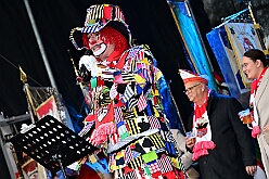 01 Auftakt HDK 2025-11-15 40  Auftakt HDK, Proklamation, Auftaktsitzung - Samstag, 15. November, zogen wir mit den Duisburger Karnevalsgesellschaften vom Forum über die Königsstraße zum Burgplatz. Hier war dann die Auftaktveranstaltung des HDK. Um die Mittagszeit sind es über den Rhein nach Kamp-Lintfort gefahren,  dort war in der Stadthalle die Proklamation von der Jugendprinzessin Sophie I. Am frühen Abend dann in die Aula, unsere Aula, vom Reinhard-und-Max-Mannesmann-Gymnasium, zur Auftaktsitzung unseres „Heimathafens“. Mit „stürmischer“ Begeisterung wurden wir dort empfangen. : DVPJ, Holger II, Kinderprinz Phil II., Prinzessin, Mia I., Prinzessin Mia I., HDK, Duisburg, Karneval, Helau, Tollität, Event, Session 2024, Session 2025, Hauptausschuss, Gemeinschaft, Hauptausschuss Karneval Duisburg, Duisburg ist echt