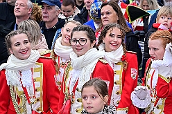 01 Auftakt HDK 2025-11-15 46  Auftakt HDK, Proklamation, Auftaktsitzung - Samstag, 15. November, zogen wir mit den Duisburger Karnevalsgesellschaften vom Forum über die Königsstraße zum Burgplatz. Hier war dann die Auftaktveranstaltung des HDK. Um die Mittagszeit sind es über den Rhein nach Kamp-Lintfort gefahren,  dort war in der Stadthalle die Proklamation von der Jugendprinzessin Sophie I. Am frühen Abend dann in die Aula, unsere Aula, vom Reinhard-und-Max-Mannesmann-Gymnasium, zur Auftaktsitzung unseres „Heimathafens“. Mit „stürmischer“ Begeisterung wurden wir dort empfangen. : DVPJ, Holger II, Kinderprinz Phil II., Prinzessin, Mia I., Prinzessin Mia I., HDK, Duisburg, Karneval, Helau, Tollität, Event, Session 2024, Session 2025, Hauptausschuss, Gemeinschaft, Hauptausschuss Karneval Duisburg, Duisburg ist echt