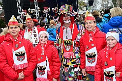 01 Auftakt HDK 2025-11-15 58  Auftakt HDK, Proklamation, Auftaktsitzung - Samstag, 15. November, zogen wir mit den Duisburger Karnevalsgesellschaften vom Forum über die Königsstraße zum Burgplatz. Hier war dann die Auftaktveranstaltung des HDK. Um die Mittagszeit sind es über den Rhein nach Kamp-Lintfort gefahren,  dort war in der Stadthalle die Proklamation von der Jugendprinzessin Sophie I. Am frühen Abend dann in die Aula, unsere Aula, vom Reinhard-und-Max-Mannesmann-Gymnasium, zur Auftaktsitzung unseres „Heimathafens“. Mit „stürmischer“ Begeisterung wurden wir dort empfangen. : DVPJ, Holger II, Kinderprinz Phil II., Prinzessin, Mia I., Prinzessin Mia I., HDK, Duisburg, Karneval, Helau, Tollität, Event, Session 2024, Session 2025, Hauptausschuss, Gemeinschaft, Hauptausschuss Karneval Duisburg, Duisburg ist echt