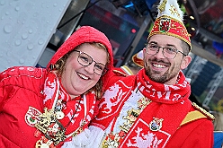 01 Auftakt HDK 2025-11-15 59  Auftakt HDK, Proklamation, Auftaktsitzung - Samstag, 15. November, zogen wir mit den Duisburger Karnevalsgesellschaften vom Forum über die Königsstraße zum Burgplatz. Hier war dann die Auftaktveranstaltung des HDK. Um die Mittagszeit sind es über den Rhein nach Kamp-Lintfort gefahren,  dort war in der Stadthalle die Proklamation von der Jugendprinzessin Sophie I. Am frühen Abend dann in die Aula, unsere Aula, vom Reinhard-und-Max-Mannesmann-Gymnasium, zur Auftaktsitzung unseres „Heimathafens“. Mit „stürmischer“ Begeisterung wurden wir dort empfangen. : DVPJ, Holger II, Kinderprinz Phil II., Prinzessin, Mia I., Prinzessin Mia I., HDK, Duisburg, Karneval, Helau, Tollität, Event, Session 2024, Session 2025, Hauptausschuss, Gemeinschaft, Hauptausschuss Karneval Duisburg, Duisburg ist echt