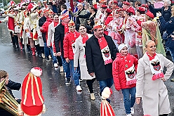 01 Auftakt HDK 2025-11-15 64  Auftakt HDK, Proklamation, Auftaktsitzung - Samstag, 15. November, zogen wir mit den Duisburger Karnevalsgesellschaften vom Forum über die Königsstraße zum Burgplatz. Hier war dann die Auftaktveranstaltung des HDK. Um die Mittagszeit sind es über den Rhein nach Kamp-Lintfort gefahren,  dort war in der Stadthalle die Proklamation von der Jugendprinzessin Sophie I. Am frühen Abend dann in die Aula, unsere Aula, vom Reinhard-und-Max-Mannesmann-Gymnasium, zur Auftaktsitzung unseres „Heimathafens“. Mit „stürmischer“ Begeisterung wurden wir dort empfangen. : DVPJ, Holger II, Kinderprinz Phil II., Prinzessin, Mia I., Prinzessin Mia I., HDK, Duisburg, Karneval, Helau, Tollität, Event, Session 2024, Session 2025, Hauptausschuss, Gemeinschaft, Hauptausschuss Karneval Duisburg, Duisburg ist echt