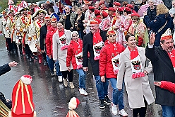 01 Auftakt HDK 2025-11-15 65  Auftakt HDK, Proklamation, Auftaktsitzung - Samstag, 15. November, zogen wir mit den Duisburger Karnevalsgesellschaften vom Forum über die Königsstraße zum Burgplatz. Hier war dann die Auftaktveranstaltung des HDK. Um die Mittagszeit sind es über den Rhein nach Kamp-Lintfort gefahren,  dort war in der Stadthalle die Proklamation von der Jugendprinzessin Sophie I. Am frühen Abend dann in die Aula, unsere Aula, vom Reinhard-und-Max-Mannesmann-Gymnasium, zur Auftaktsitzung unseres „Heimathafens“. Mit „stürmischer“ Begeisterung wurden wir dort empfangen. : DVPJ, Holger II, Kinderprinz Phil II., Prinzessin, Mia I., Prinzessin Mia I., HDK, Duisburg, Karneval, Helau, Tollität, Event, Session 2024, Session 2025, Hauptausschuss, Gemeinschaft, Hauptausschuss Karneval Duisburg, Duisburg ist echt