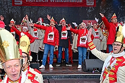 01 Auftakt HDK 2025-11-15 71  Auftakt HDK, Proklamation, Auftaktsitzung - Samstag, 15. November, zogen wir mit den Duisburger Karnevalsgesellschaften vom Forum über die Königsstraße zum Burgplatz. Hier war dann die Auftaktveranstaltung des HDK. Um die Mittagszeit sind es über den Rhein nach Kamp-Lintfort gefahren,  dort war in der Stadthalle die Proklamation von der Jugendprinzessin Sophie I. Am frühen Abend dann in die Aula, unsere Aula, vom Reinhard-und-Max-Mannesmann-Gymnasium, zur Auftaktsitzung unseres „Heimathafens“. Mit „stürmischer“ Begeisterung wurden wir dort empfangen. : DVPJ, Holger II, Kinderprinz Phil II., Prinzessin, Mia I., Prinzessin Mia I., HDK, Duisburg, Karneval, Helau, Tollität, Event, Session 2024, Session 2025, Hauptausschuss, Gemeinschaft, Hauptausschuss Karneval Duisburg, Duisburg ist echt