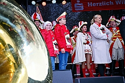 01 Auftakt HDK 2025-11-15 72  Auftakt HDK, Proklamation, Auftaktsitzung - Samstag, 15. November, zogen wir mit den Duisburger Karnevalsgesellschaften vom Forum über die Königsstraße zum Burgplatz. Hier war dann die Auftaktveranstaltung des HDK. Um die Mittagszeit sind es über den Rhein nach Kamp-Lintfort gefahren,  dort war in der Stadthalle die Proklamation von der Jugendprinzessin Sophie I. Am frühen Abend dann in die Aula, unsere Aula, vom Reinhard-und-Max-Mannesmann-Gymnasium, zur Auftaktsitzung unseres „Heimathafens“. Mit „stürmischer“ Begeisterung wurden wir dort empfangen. : DVPJ, Holger II, Kinderprinz Phil II., Prinzessin, Mia I., Prinzessin Mia I., HDK, Duisburg, Karneval, Helau, Tollität, Event, Session 2024, Session 2025, Hauptausschuss, Gemeinschaft, Hauptausschuss Karneval Duisburg, Duisburg ist echt