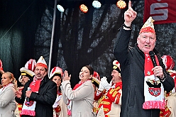 01 Auftakt HDK 2025-11-15 76  Auftakt HDK, Proklamation, Auftaktsitzung - Samstag, 15. November, zogen wir mit den Duisburger Karnevalsgesellschaften vom Forum über die Königsstraße zum Burgplatz. Hier war dann die Auftaktveranstaltung des HDK. Um die Mittagszeit sind es über den Rhein nach Kamp-Lintfort gefahren,  dort war in der Stadthalle die Proklamation von der Jugendprinzessin Sophie I. Am frühen Abend dann in die Aula, unsere Aula, vom Reinhard-und-Max-Mannesmann-Gymnasium, zur Auftaktsitzung unseres „Heimathafens“. Mit „stürmischer“ Begeisterung wurden wir dort empfangen. : DVPJ, Holger II, Kinderprinz Phil II., Prinzessin, Mia I., Prinzessin Mia I., HDK, Duisburg, Karneval, Helau, Tollität, Event, Session 2024, Session 2025, Hauptausschuss, Gemeinschaft, Hauptausschuss Karneval Duisburg, Duisburg ist echt