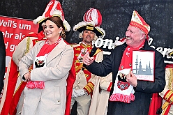 01 Auftakt HDK 2025-11-15 78  Auftakt HDK, Proklamation, Auftaktsitzung - Samstag, 15. November, zogen wir mit den Duisburger Karnevalsgesellschaften vom Forum über die Königsstraße zum Burgplatz. Hier war dann die Auftaktveranstaltung des HDK. Um die Mittagszeit sind es über den Rhein nach Kamp-Lintfort gefahren,  dort war in der Stadthalle die Proklamation von der Jugendprinzessin Sophie I. Am frühen Abend dann in die Aula, unsere Aula, vom Reinhard-und-Max-Mannesmann-Gymnasium, zur Auftaktsitzung unseres „Heimathafens“. Mit „stürmischer“ Begeisterung wurden wir dort empfangen. : DVPJ, Holger II, Kinderprinz Phil II., Prinzessin, Mia I., Prinzessin Mia I., HDK, Duisburg, Karneval, Helau, Tollität, Event, Session 2024, Session 2025, Hauptausschuss, Gemeinschaft, Hauptausschuss Karneval Duisburg, Duisburg ist echt