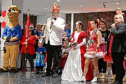 02 Proklamation  KaLi  2025-11-15 03  Auftakt HDK, Proklamation, Auftaktsitzung - Samstag, 15. November, zogen wir mit den Duisburger Karnevalsgesellschaften vom Forum über die Königsstraße zum Burgplatz. Hier war dann die Auftaktveranstaltung des HDK. Um die Mittagszeit sind es über den Rhein nach Kamp-Lintfort gefahren,  dort war in der Stadthalle die Proklamation von der Jugendprinzessin Sophie I. Am frühen Abend dann in die Aula, unsere Aula, vom Reinhard-und-Max-Mannesmann-Gymnasium, zur Auftaktsitzung unseres „Heimathafens“. Mit „stürmischer“ Begeisterung wurden wir dort empfangen. : DVPJ, Holger II, Kinderprinz Phil II., Prinzessin, Mia I., Prinzessin Mia I., HDK, Duisburg, Karneval, Helau, Tollität, Event, Session 2024, Session 2025, Hauptausschuss, Gemeinschaft, Hauptausschuss Karneval Duisburg, Duisburg ist echt