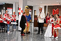 02 Proklamation  KaLi  2025-11-15 05  Auftakt HDK, Proklamation, Auftaktsitzung - Samstag, 15. November, zogen wir mit den Duisburger Karnevalsgesellschaften vom Forum über die Königsstraße zum Burgplatz. Hier war dann die Auftaktveranstaltung des HDK. Um die Mittagszeit sind es über den Rhein nach Kamp-Lintfort gefahren,  dort war in der Stadthalle die Proklamation von der Jugendprinzessin Sophie I. Am frühen Abend dann in die Aula, unsere Aula, vom Reinhard-und-Max-Mannesmann-Gymnasium, zur Auftaktsitzung unseres „Heimathafens“. Mit „stürmischer“ Begeisterung wurden wir dort empfangen. : DVPJ, Holger II, Kinderprinz Phil II., Prinzessin, Mia I., Prinzessin Mia I., HDK, Duisburg, Karneval, Helau, Tollität, Event, Session 2024, Session 2025, Hauptausschuss, Gemeinschaft, Hauptausschuss Karneval Duisburg, Duisburg ist echt