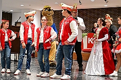 02 Proklamation  KaLi  2025-11-15 09  Auftakt HDK, Proklamation, Auftaktsitzung - Samstag, 15. November, zogen wir mit den Duisburger Karnevalsgesellschaften vom Forum über die Königsstraße zum Burgplatz. Hier war dann die Auftaktveranstaltung des HDK. Um die Mittagszeit sind es über den Rhein nach Kamp-Lintfort gefahren,  dort war in der Stadthalle die Proklamation von der Jugendprinzessin Sophie I. Am frühen Abend dann in die Aula, unsere Aula, vom Reinhard-und-Max-Mannesmann-Gymnasium, zur Auftaktsitzung unseres „Heimathafens“. Mit „stürmischer“ Begeisterung wurden wir dort empfangen. : DVPJ, Holger II, Kinderprinz Phil II., Prinzessin, Mia I., Prinzessin Mia I., HDK, Duisburg, Karneval, Helau, Tollität, Event, Session 2024, Session 2025, Hauptausschuss, Gemeinschaft, Hauptausschuss Karneval Duisburg, Duisburg ist echt