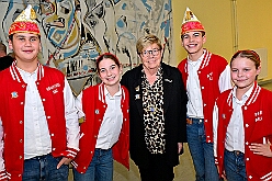 03 Auftaktsit AMaB  2025-11-15 04  Auftakt HDK, Proklamation, Auftaktsitzung - Samstag, 15. November, zogen wir mit den Duisburger Karnevalsgesellschaften vom Forum über die Königsstraße zum Burgplatz. Hier war dann die Auftaktveranstaltung des HDK. Um die Mittagszeit sind es über den Rhein nach Kamp-Lintfort gefahren,  dort war in der Stadthalle die Proklamation von der Jugendprinzessin Sophie I. Am frühen Abend dann in die Aula, unsere Aula, vom Reinhard-und-Max-Mannesmann-Gymnasium, zur Auftaktsitzung unseres „Heimathafens“. Mit „stürmischer“ Begeisterung wurden wir dort empfangen. : DVPJ, Holger II, Kinderprinz Phil II., Prinzessin, Mia I., Prinzessin Mia I., HDK, Duisburg, Karneval, Helau, Tollität, Event, Session 2024, Session 2025, Hauptausschuss, Gemeinschaft, Hauptausschuss Karneval Duisburg, Duisburg ist echt