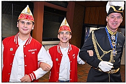 03 Auftaktsit AMaB  2025-11-15 06  Auftakt HDK, Proklamation, Auftaktsitzung - Samstag, 15. November, zogen wir mit den Duisburger Karnevalsgesellschaften vom Forum über die Königsstraße zum Burgplatz. Hier war dann die Auftaktveranstaltung des HDK. Um die Mittagszeit sind es über den Rhein nach Kamp-Lintfort gefahren,  dort war in der Stadthalle die Proklamation von der Jugendprinzessin Sophie I. Am frühen Abend dann in die Aula, unsere Aula, vom Reinhard-und-Max-Mannesmann-Gymnasium, zur Auftaktsitzung unseres „Heimathafens“. Mit „stürmischer“ Begeisterung wurden wir dort empfangen. : DVPJ, Holger II, Kinderprinz Phil II., Prinzessin, Mia I., Prinzessin Mia I., HDK, Duisburg, Karneval, Helau, Tollität, Event, Session 2024, Session 2025, Hauptausschuss, Gemeinschaft, Hauptausschuss Karneval Duisburg, Duisburg ist echt