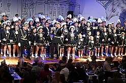 03 Auftaktsit AMaB  2025-11-15 09  Auftakt HDK, Proklamation, Auftaktsitzung - Samstag, 15. November, zogen wir mit den Duisburger Karnevalsgesellschaften vom Forum über die Königsstraße zum Burgplatz. Hier war dann die Auftaktveranstaltung des HDK. Um die Mittagszeit sind es über den Rhein nach Kamp-Lintfort gefahren,  dort war in der Stadthalle die Proklamation von der Jugendprinzessin Sophie I. Am frühen Abend dann in die Aula, unsere Aula, vom Reinhard-und-Max-Mannesmann-Gymnasium, zur Auftaktsitzung unseres „Heimathafens“. Mit „stürmischer“ Begeisterung wurden wir dort empfangen. : DVPJ, Holger II, Kinderprinz Phil II., Prinzessin, Mia I., Prinzessin Mia I., HDK, Duisburg, Karneval, Helau, Tollität, Event, Session 2024, Session 2025, Hauptausschuss, Gemeinschaft, Hauptausschuss Karneval Duisburg, Duisburg ist echt