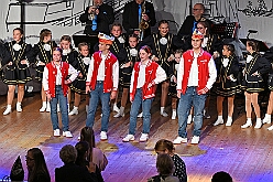 03 Auftaktsit AMaB  2025-11-15 11  Auftakt HDK, Proklamation, Auftaktsitzung - Samstag, 15. November, zogen wir mit den Duisburger Karnevalsgesellschaften vom Forum über die Königsstraße zum Burgplatz. Hier war dann die Auftaktveranstaltung des HDK. Um die Mittagszeit sind es über den Rhein nach Kamp-Lintfort gefahren,  dort war in der Stadthalle die Proklamation von der Jugendprinzessin Sophie I. Am frühen Abend dann in die Aula, unsere Aula, vom Reinhard-und-Max-Mannesmann-Gymnasium, zur Auftaktsitzung unseres „Heimathafens“. Mit „stürmischer“ Begeisterung wurden wir dort empfangen. : DVPJ, Holger II, Kinderprinz Phil II., Prinzessin, Mia I., Prinzessin Mia I., HDK, Duisburg, Karneval, Helau, Tollität, Event, Session 2024, Session 2025, Hauptausschuss, Gemeinschaft, Hauptausschuss Karneval Duisburg, Duisburg ist echt