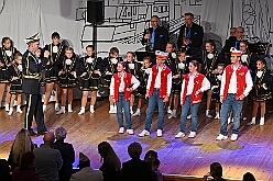 03 Auftaktsit AMaB  2025-11-15 12  Auftakt HDK, Proklamation, Auftaktsitzung - Samstag, 15. November, zogen wir mit den Duisburger Karnevalsgesellschaften vom Forum über die Königsstraße zum Burgplatz. Hier war dann die Auftaktveranstaltung des HDK. Um die Mittagszeit sind es über den Rhein nach Kamp-Lintfort gefahren,  dort war in der Stadthalle die Proklamation von der Jugendprinzessin Sophie I. Am frühen Abend dann in die Aula, unsere Aula, vom Reinhard-und-Max-Mannesmann-Gymnasium, zur Auftaktsitzung unseres „Heimathafens“. Mit „stürmischer“ Begeisterung wurden wir dort empfangen. : DVPJ, Holger II, Kinderprinz Phil II., Prinzessin, Mia I., Prinzessin Mia I., HDK, Duisburg, Karneval, Helau, Tollität, Event, Session 2024, Session 2025, Hauptausschuss, Gemeinschaft, Hauptausschuss Karneval Duisburg, Duisburg ist echt