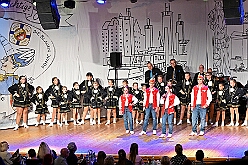 03 Auftaktsit AMaB  2025-11-15 14  Auftakt HDK, Proklamation, Auftaktsitzung - Samstag, 15. November, zogen wir mit den Duisburger Karnevalsgesellschaften vom Forum über die Königsstraße zum Burgplatz. Hier war dann die Auftaktveranstaltung des HDK. Um die Mittagszeit sind es über den Rhein nach Kamp-Lintfort gefahren,  dort war in der Stadthalle die Proklamation von der Jugendprinzessin Sophie I. Am frühen Abend dann in die Aula, unsere Aula, vom Reinhard-und-Max-Mannesmann-Gymnasium, zur Auftaktsitzung unseres „Heimathafens“. Mit „stürmischer“ Begeisterung wurden wir dort empfangen. : DVPJ, Holger II, Kinderprinz Phil II., Prinzessin, Mia I., Prinzessin Mia I., HDK, Duisburg, Karneval, Helau, Tollität, Event, Session 2024, Session 2025, Hauptausschuss, Gemeinschaft, Hauptausschuss Karneval Duisburg, Duisburg ist echt