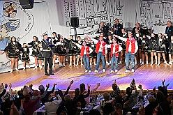 03 Auftaktsit AMaB  2025-11-15 17  Auftakt HDK, Proklamation, Auftaktsitzung - Samstag, 15. November, zogen wir mit den Duisburger Karnevalsgesellschaften vom Forum über die Königsstraße zum Burgplatz. Hier war dann die Auftaktveranstaltung des HDK. Um die Mittagszeit sind es über den Rhein nach Kamp-Lintfort gefahren,  dort war in der Stadthalle die Proklamation von der Jugendprinzessin Sophie I. Am frühen Abend dann in die Aula, unsere Aula, vom Reinhard-und-Max-Mannesmann-Gymnasium, zur Auftaktsitzung unseres „Heimathafens“. Mit „stürmischer“ Begeisterung wurden wir dort empfangen. : DVPJ, Holger II, Kinderprinz Phil II., Prinzessin, Mia I., Prinzessin Mia I., HDK, Duisburg, Karneval, Helau, Tollität, Event, Session 2024, Session 2025, Hauptausschuss, Gemeinschaft, Hauptausschuss Karneval Duisburg, Duisburg ist echt