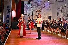 01 Damens AMaB 2026- 02-02 10  Sonntags Tour, 1. Februar - Am Sonntagvormittag, Damensitzung, war unser 1. Heimspiel bei den » Blauen Jungs « in der Aula vom Reinhard-und-Max-Mannesmann-Gymnasium. Danach in die 5. Etage vom IntercityHotel, 77 Jahre Rote Funken werden dort gefeiert. Später und der Gnadenkirche in Neumühl feierten die Senioren Karneval. Weiter ging es dann in der Rheinhausenhalle mit der Damensitzung von Rot-Weiß. Im Steinhof stand dann die Kindersitzung von den Musketieren auf dem Programm. Zum späten Nachmittag ging es dann etwas kleiner zu, Tanztee der SPD Großenbaum/Rahm im Coupe 1900. : DVPJ, Toni I, Kinderprinz Juls I., Juls I., Prinzessin, Aileen I., Prinzessin Aileen I., HDK, Duisburg, Karneval, Helau, Tollität, Event, Session 2025, Session 2026, Hauptausschuss, Gemeinschaft, Hauptausschuss Karneval Duisburg, Duisburg ist echt