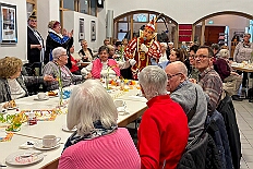 03 SeniorKa Gnadenkirche 2026- 02-02 09  Sonntags Tour, 1. Februar - Am Sonntagvormittag, Damensitzung, war unser 1. Heimspiel bei den » Blauen Jungs « in der Aula vom Reinhard-und-Max-Mannesmann-Gymnasium. Danach in die 5. Etage vom IntercityHotel, 77 Jahre Rote Funken werden dort gefeiert. Später und der Gnadenkirche in Neumühl feierten die Senioren Karneval. Weiter ging es dann in der Rheinhausenhalle mit der Damensitzung von Rot-Weiß. Im Steinhof stand dann die Kindersitzung von den Musketieren auf dem Programm. Zum späten Nachmittag ging es dann etwas kleiner zu, Tanztee der SPD Großenbaum/Rahm im Coupe 1900. : DVPJ, Toni I, Kinderprinz Juls I., Juls I., Prinzessin, Aileen I., Prinzessin Aileen I., HDK, Duisburg, Karneval, Helau, Tollität, Event, Session 2025, Session 2026, Hauptausschuss, Gemeinschaft, Hauptausschuss Karneval Duisburg, Duisburg ist echt