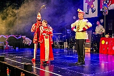 04 Damens RW Rheinh 2026- 02-02 04  Sonntags Tour, 1. Februar - Am Sonntagvormittag, Damensitzung, war unser 1. Heimspiel bei den » Blauen Jungs « in der Aula vom Reinhard-und-Max-Mannesmann-Gymnasium. Danach in die 5. Etage vom IntercityHotel, 77 Jahre Rote Funken werden dort gefeiert. Später und der Gnadenkirche in Neumühl feierten die Senioren Karneval. Weiter ging es dann in der Rheinhausenhalle mit der Damensitzung von Rot-Weiß. Im Steinhof stand dann die Kindersitzung von den Musketieren auf dem Programm. Zum späten Nachmittag ging es dann etwas kleiner zu, Tanztee der SPD Großenbaum/Rahm im Coupe 1900. : DVPJ, Toni I, Kinderprinz Juls I., Juls I., Prinzessin, Aileen I., Prinzessin Aileen I., HDK, Duisburg, Karneval, Helau, Tollität, Event, Session 2025, Session 2026, Hauptausschuss, Gemeinschaft, Hauptausschuss Karneval Duisburg, Duisburg ist echt