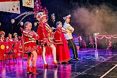 04 Damens RW Rheinh 2026- 02-02 05  Sonntags Tour, 1. Februar - Am Sonntagvormittag, Damensitzung, war unser 1. Heimspiel bei den » Blauen Jungs « in der Aula vom Reinhard-und-Max-Mannesmann-Gymnasium. Danach in die 5. Etage vom IntercityHotel, 77 Jahre Rote Funken werden dort gefeiert. Später und der Gnadenkirche in Neumühl feierten die Senioren Karneval. Weiter ging es dann in der Rheinhausenhalle mit der Damensitzung von Rot-Weiß. Im Steinhof stand dann die Kindersitzung von den Musketieren auf dem Programm. Zum späten Nachmittag ging es dann etwas kleiner zu, Tanztee der SPD Großenbaum/Rahm im Coupe 1900. : DVPJ, Toni I, Kinderprinz Juls I., Juls I., Prinzessin, Aileen I., Prinzessin Aileen I., HDK, Duisburg, Karneval, Helau, Tollität, Event, Session 2025, Session 2026, Hauptausschuss, Gemeinschaft, Hauptausschuss Karneval Duisburg, Duisburg ist echt