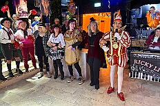 06 Tanztee Coupe1900 2026- 02-02 01  Sonntags Tour, 1. Februar - Am Sonntagvormittag, Damensitzung, war unser 1. Heimspiel bei den » Blauen Jungs « in der Aula vom Reinhard-und-Max-Mannesmann-Gymnasium. Danach in die 5. Etage vom IntercityHotel, 77 Jahre Rote Funken werden dort gefeiert. Später und der Gnadenkirche in Neumühl feierten die Senioren Karneval. Weiter ging es dann in der Rheinhausenhalle mit der Damensitzung von Rot-Weiß. Im Steinhof stand dann die Kindersitzung von den Musketieren auf dem Programm. Zum späten Nachmittag ging es dann etwas kleiner zu, Tanztee der SPD Großenbaum/Rahm im Coupe 1900. : DVPJ, Toni I, Kinderprinz Juls I., Juls I., Prinzessin, Aileen I., Prinzessin Aileen I., HDK, Duisburg, Karneval, Helau, Tollität, Event, Session 2025, Session 2026, Hauptausschuss, Gemeinschaft, Hauptausschuss Karneval Duisburg, Duisburg ist echt