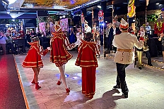 06 Tanztee Coupe1900 2026- 02-02 06  Sonntags Tour, 1. Februar - Am Sonntagvormittag, Damensitzung, war unser 1. Heimspiel bei den » Blauen Jungs « in der Aula vom Reinhard-und-Max-Mannesmann-Gymnasium. Danach in die 5. Etage vom IntercityHotel, 77 Jahre Rote Funken werden dort gefeiert. Später und der Gnadenkirche in Neumühl feierten die Senioren Karneval. Weiter ging es dann in der Rheinhausenhalle mit der Damensitzung von Rot-Weiß. Im Steinhof stand dann die Kindersitzung von den Musketieren auf dem Programm. Zum späten Nachmittag ging es dann etwas kleiner zu, Tanztee der SPD Großenbaum/Rahm im Coupe 1900. : DVPJ, Toni I, Kinderprinz Juls I., Juls I., Prinzessin, Aileen I., Prinzessin Aileen I., HDK, Duisburg, Karneval, Helau, Tollität, Event, Session 2025, Session 2026, Hauptausschuss, Gemeinschaft, Hauptausschuss Karneval Duisburg, Duisburg ist echt