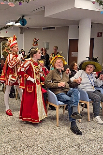 01 Sen JohaniterStift 2026-02-03 03  Seniorenkarneval am 3. Februar - Wir besuchten zuerst den Johanniter-Stift Duisburg-Neudorf an der Wildstraße. Danach fuhren wir nach Duisburg-Huckingen zum karnvalistischem Nachmittag der KFD St. Peter und Paul Gemeinde.