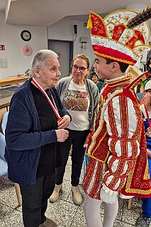 01 Sen JohaniterStift 2026-02-03 06  Seniorenkarneval am 3. Februar - Wir besuchten zuerst den Johanniter-Stift Duisburg-Neudorf an der Wildstraße. Danach fuhren wir nach Duisburg-Huckingen zum karnvalistischem Nachmittag der KFD St. Peter und Paul Gemeinde.