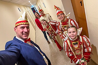 02 KFD Peter Paul 2026-02-03 01  Seniorenkarneval am 3. Februar - Wir besuchten zuerst den Johanniter-Stift Duisburg-Neudorf an der Wildstraße. Danach fuhren wir nach Duisburg-Huckingen zum karnvalistischem Nachmittag der KFD St. Peter und Paul Gemeinde.