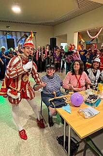 01 KFD Peter Paul 2026-02-04 09  Mittwoch, 4. Februar - Der 2. karnvalistischem Nachmittag der KFD St. Peter und Paul Gemeinde in Huckingen war unser Auftakt an diesem Tag. Eine Super Stimmung im Saal. Gestärkt mit ausreichend Kuchen und Kaffee ginge dann nach Walsum. In Open Rheins „Zum Johanniter“  fan die „Flüstersitzung“ der Prinzengarde statt.