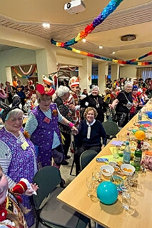 01 KFD Peter Paul 2026-02-04 12  Mittwoch, 4. Februar - Der 2. karnvalistischem Nachmittag der KFD St. Peter und Paul Gemeinde in Huckingen war unser Auftakt an diesem Tag. Eine Super Stimmung im Saal. Gestärkt mit ausreichend Kuchen und Kaffee ginge dann nach Walsum. In Open Rheins „Zum Johanniter“  fan die „Flüstersitzung“ der Prinzengarde statt.