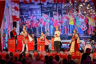 02 Fluesters Prinzgrd 2026-02-04 02  Mittwoch, 4. Februar - Der 2. karnvalistischem Nachmittag der KFD St. Peter und Paul Gemeinde in Huckingen war unser Auftakt an diesem Tag. Eine Super Stimmung im Saal. Gestärkt mit ausreichend Kuchen und Kaffee ginge dann nach Walsum. In Open Rheins „Zum Johanniter“  fan die „Flüstersitzung“ der Prinzengarde statt.